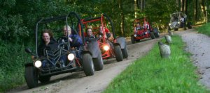 Avontuurlijk Vriendenweekend op de Veluwe: Scheuren in Buggy’s en Strikes Gooien!