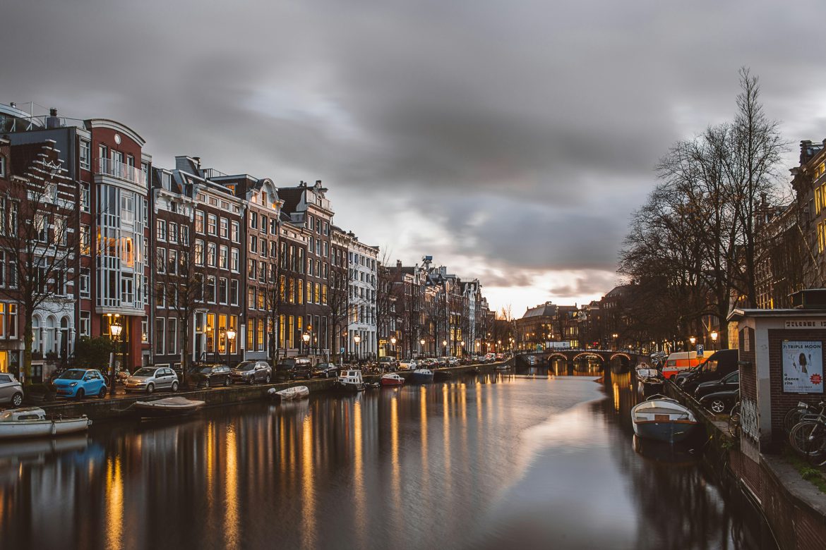 Verken Amsterdam op een unieke wijze met een avondrondvaart